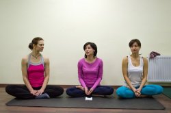 Татьяна Строчевская (в центре) на открытии студии йоги «Прана». Фото Дмитрия Мирцича