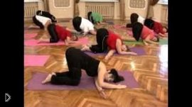 Йога для начинающих: упражнения для пожилых женщин смотреть онлайн видео